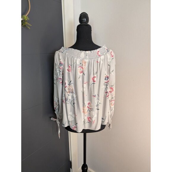 ASTR The Label Gray Floral 3/4 Sleeve Shirred Shoulder Top Style AT12170 - Small - Picture 3 of 9